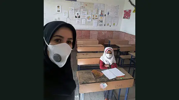 عکس خانم معلم خراسانی فقط با یک دانش آموز در مدرسه 