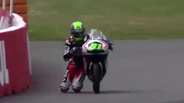 مهار حادثه موتور سواری به شکلی حیرت انگیز + فیلم و عکس