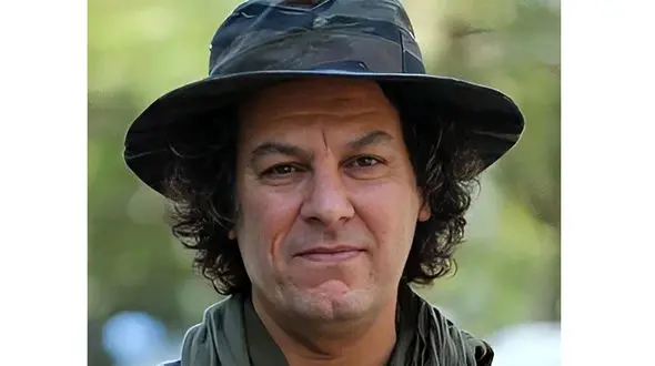 عکس جگرسوز  دختر آرش میر احمدی در مزار پدرش ! / بابا خنده هایت کجایند ؟!