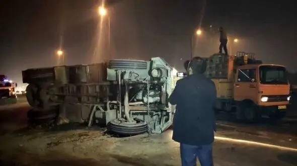 فیلم لحظه برخورد کامیون با چندین خودرو بدلیل بریدن ترمز