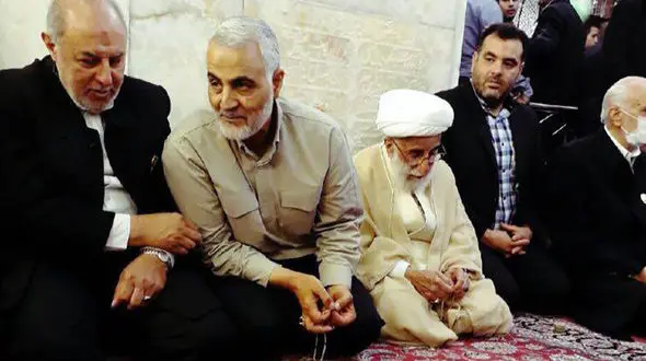 سردار سلیمانی در کنار آیت الله جنتی در حرم رضوی + عکس