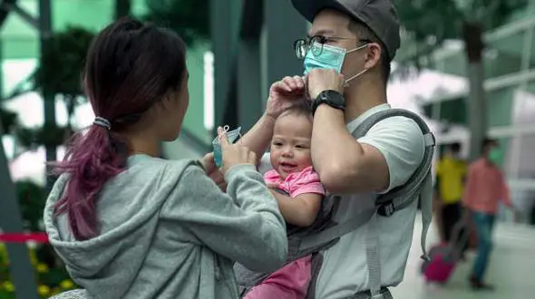 وحشت از 2 جوان کرونایی در مرکز خرید امریکا / آنها با اسپری چه می کردند + عکس