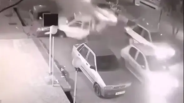 خودروی پژو همچون توپ بولینگ خودروها را متلاشی کرد + فیلم باورنکردنی