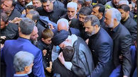 فیلم لحظه در آغوش گرفتن نوه‌ های رئیس جمهور شهید توسط رهبر انقلاب