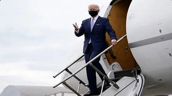 بایدن تعادل ندارد / او بر روی پله هواپیما به زمین افتاد + فیلم 