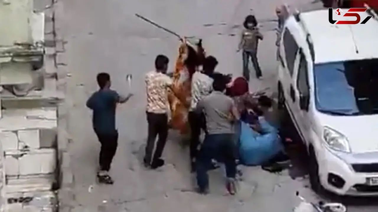 فیلم چماق کشی زنان وسط خیابان / بی رحمانه به جان هم افتادند