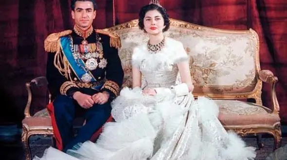 فیلم رونمایی عروس 18 ساله محمدرضا پهلوی از ناگفته های شب عروسی‌اش  / فقط عکس لباس عروس را دیدم نمیدانستم 30 کیلو وزن دارد .... /  احساس میکردم آلیس هستم در سرزمین عجایب !