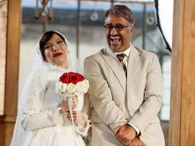 فیلم/ سکانس خنده دار تیک زدن پژمان جمشیدی با دختر عموش در شب عروسیش در فیلم هتل / بابا لامصب عروس کنارت نشسته!