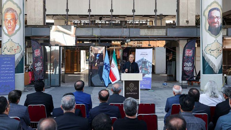  مسعود پزشکیان امروز(شنبه ۱۸ مرداد ۱۴۰۴) یک روز پس از روز خبرنگار با بازدید سرزده از شبکه خبر 