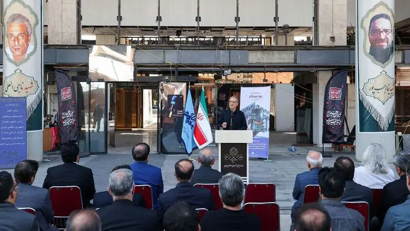  مسعود پزشکیان امروز(شنبه ۱۸ مرداد ۱۴۰۴) یک روز پس از روز خبرنگار با بازدید سرزده از شبکه خبر 