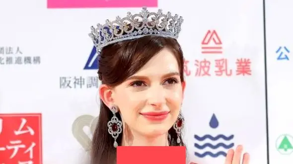 رسوایی اخلاقی ملکه زیبایی در ارتباط با دکتر متاهل !  / تاجش را پس داد ! + عکس