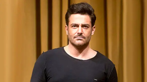 استایل لاکچری آقا رضا گلزار با شلوارک و کتانی‌های گران‌قیمت سوژه شد