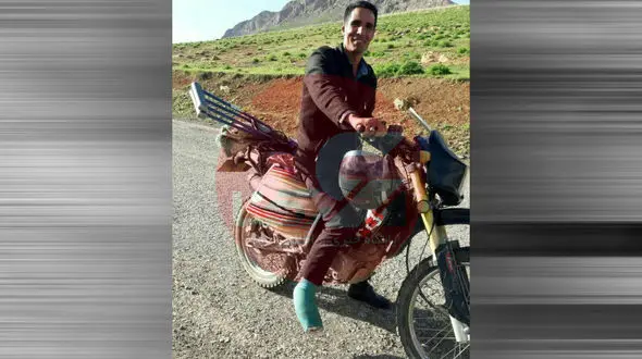 معلم با پای گچ گرفته سر کلاس درس / در اصفهان  + عکس