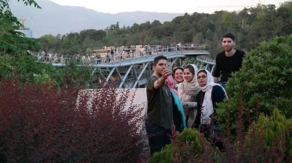 آزادی‌های دختران تهرانی / چرا تهران شبیه لس‌آنجلس شده است؟ + عکس