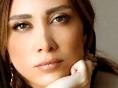 عکس/ نگاهی به نوآوری جالب نیکی مظفری برای پوشیدن یک استایل هنری با رنگ صورتی پاستیلی