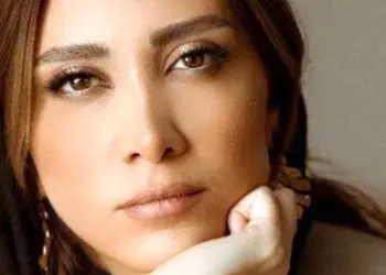 عکس/ نگاهی به نوآوری جالب نیکی مظفری برای پوشیدن یک استایل هنری با رنگ صورتی پاستیلی