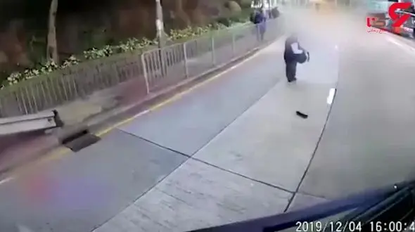 صحنه‌ای عجیب از پرت شدن دانش‌آموز از سرویس مدرسه + فیلم