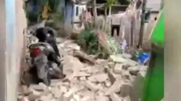 ببینید / فیلم زلزله 5.6 ریشتری در اندونزی / وحشت زده می شوید