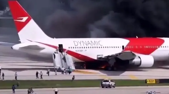 لحظه تخلیه مسافران از هواپیمای ایرباس خارجی آتش گرفته در فرودگاه + فیلم