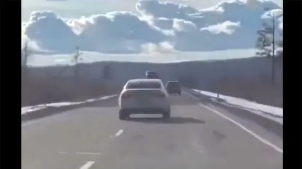 ببینید/ حرکات جنون‌آمیز یک راننده وسط اتوبان! + فیلم