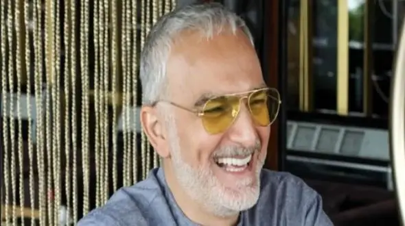 فیلم آواز شاد /  روح ابراهیم تاتلیس تو وجود بیژن بنفشه خواه حلول کرده با سیس اون اومد بخونه