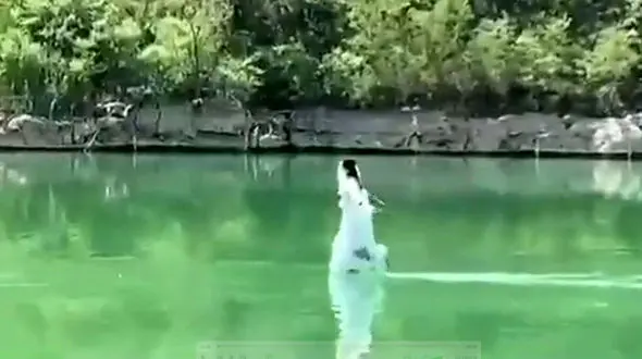 گردشگران در چین می توانند روی آب راه بروند! + فیلم