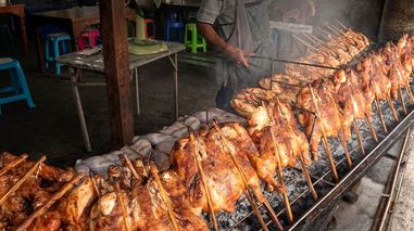 فیلم / پخت چلو مرغ بانکوکی به روش آشپز مشهور خیابانی اهل تایلند 