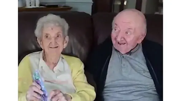 مراقبت مادر ۹۸ ساله از پسر ۸۰ ساله‌  در انگلیس + عکس جالب