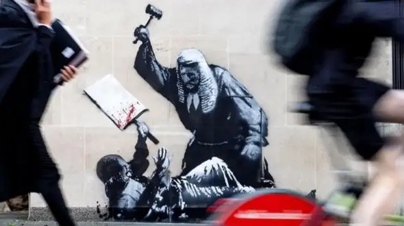 اثر جنجالی جدید بنکسی روی دیوار دادگاه لندن که همه را شوکه کرد!
