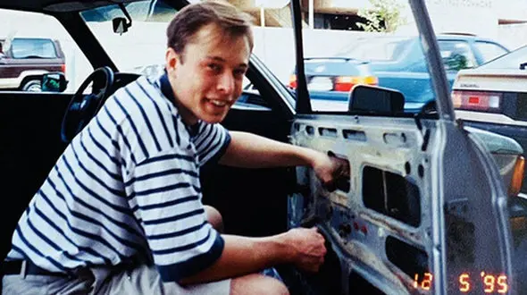  پولدارترین مرد جهان در حال تعمیر خودرویش +عکس 