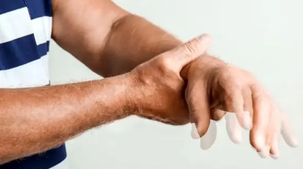 پارکینسون و علائم خاموش آن؛ لرزش دست‌ ها تا کاهش حافظه