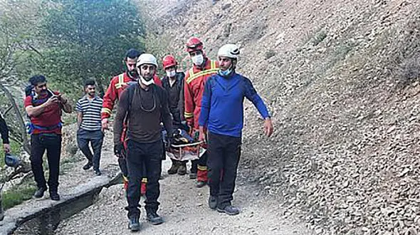نجات معجزه آسای مرد جوان از اعماق دره حصارک + عکس ها