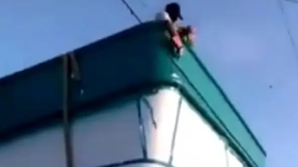 فیلم لحظه مرگ تلخ یک جوان هنگام برخورد با کابل برق 