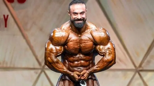 فیلم / نگاهی به دکوراسیون کاملاً ایرانی و مدرن آپارتمان بهروز تابانی، رقیب غول پیکر هادی چوپان در مسترالمپیا / فرش ریزبافت تبریز و مبل های راحتی زیبا ...