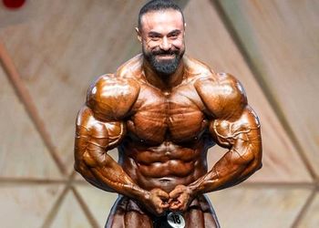 فیلم / نگاهی به دکوراسیون کاملاً ایرانی و مدرن آپارتمان بهروز تابانی، رقیب غول پیکر هادی چوپان در مسترالمپیا / فرش ریزبافت تبریز و مبل های راحتی زیبا ...