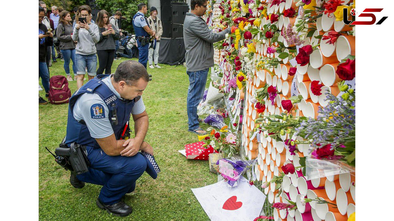 پلیس نیوزیلند در حال خواندن پیام های تسلیت + عکس