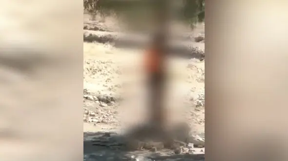 فیلم وحشتناک از خودکشی پسر جوان ! / آویزان از طناب دار !