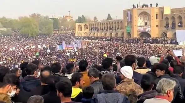 عضو مجمع نمایندگان اصفهان: می خواهند در آستانه مذاکرات، ایران را آشوب‌زده نشان دهند