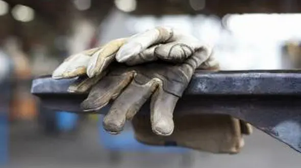 اجبار کارگران به کار در دو شیفت / مشکل معیشتی گریبانگیر بازنشستگان