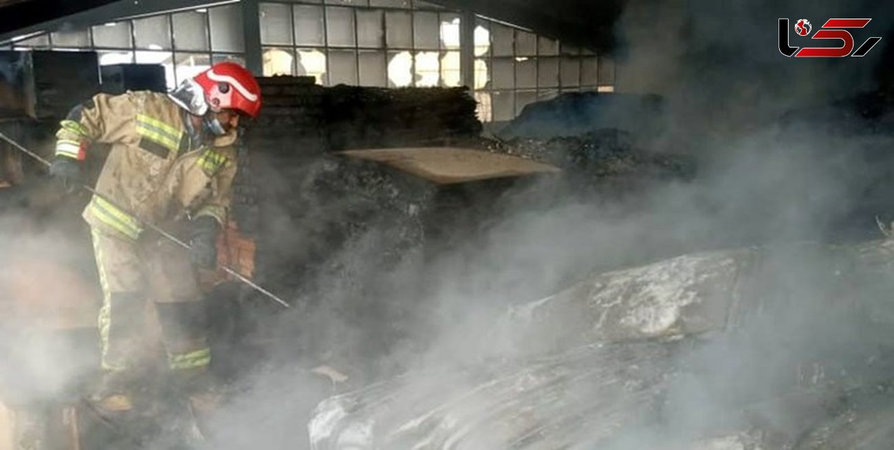 مهار آتش‌سوزی انبار کارخانه تولید لوازم خانگی در قرچک
