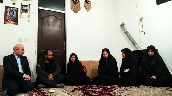 حضور قالیباف در منزل شهید مدافع امنیت سید روح الله عجمیان