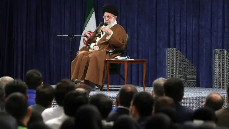 رهبر انقلاب اسلامی در دیدار بیش از هزار نفر از کارگران 
