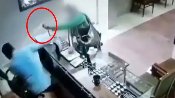 فیلم کتک خوردن یک زن از طلافروش خشمگین / او دزد فلفلی بود ! 