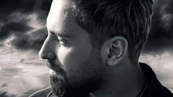 دانلود آهنگ باشکوه مهدی احمدوند به نام منو ول کنی دور تو می چرخم / حتی قشنگه عیب تو تو جفت چشمای من...