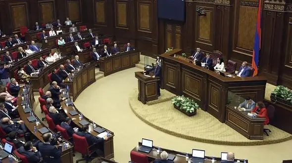 کتک کاری نمایندگان مجلس ارمنستان در صحن علنی + فیلم