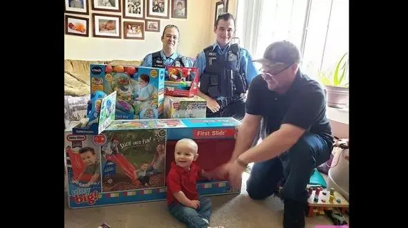 دزدان به هدایای تولد کودک رحم نکردند! / پلیس های مهربان جشن گرفتند!+عکس