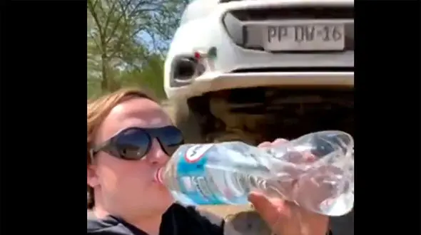 ببینید / چالش وحشتناک پرش خودرو از روی سر با فاصله میلیمتری! + فیلم نفسگیر