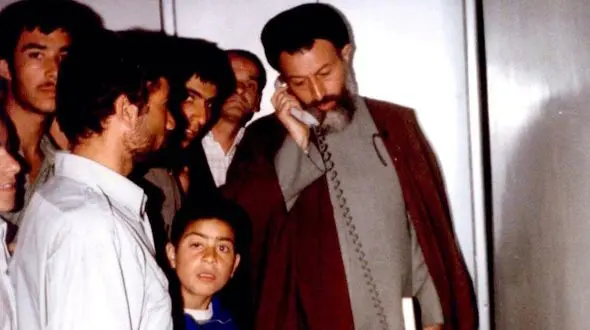 عکس سفر در زمان /  « شهید بهشتی صمیمانه در حال صرف غذا در کنار محافظان اش» ؛ سال 59