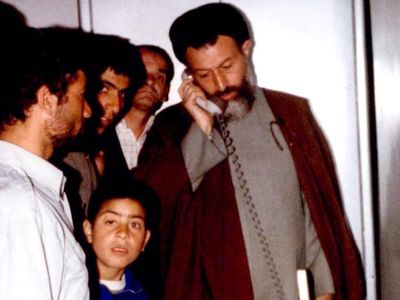 عکس سفر در زمان /  « شهید بهشتی صمیمانه در حال صرف غذا در کنار محافظان اش» ؛ سال 59