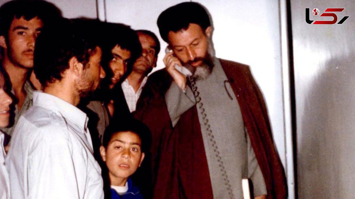 عکس سفر در زمان /  « شهید بهشتی صمیمانه در حال صرف غذا در کنار محافظان اش» ؛ سال 59